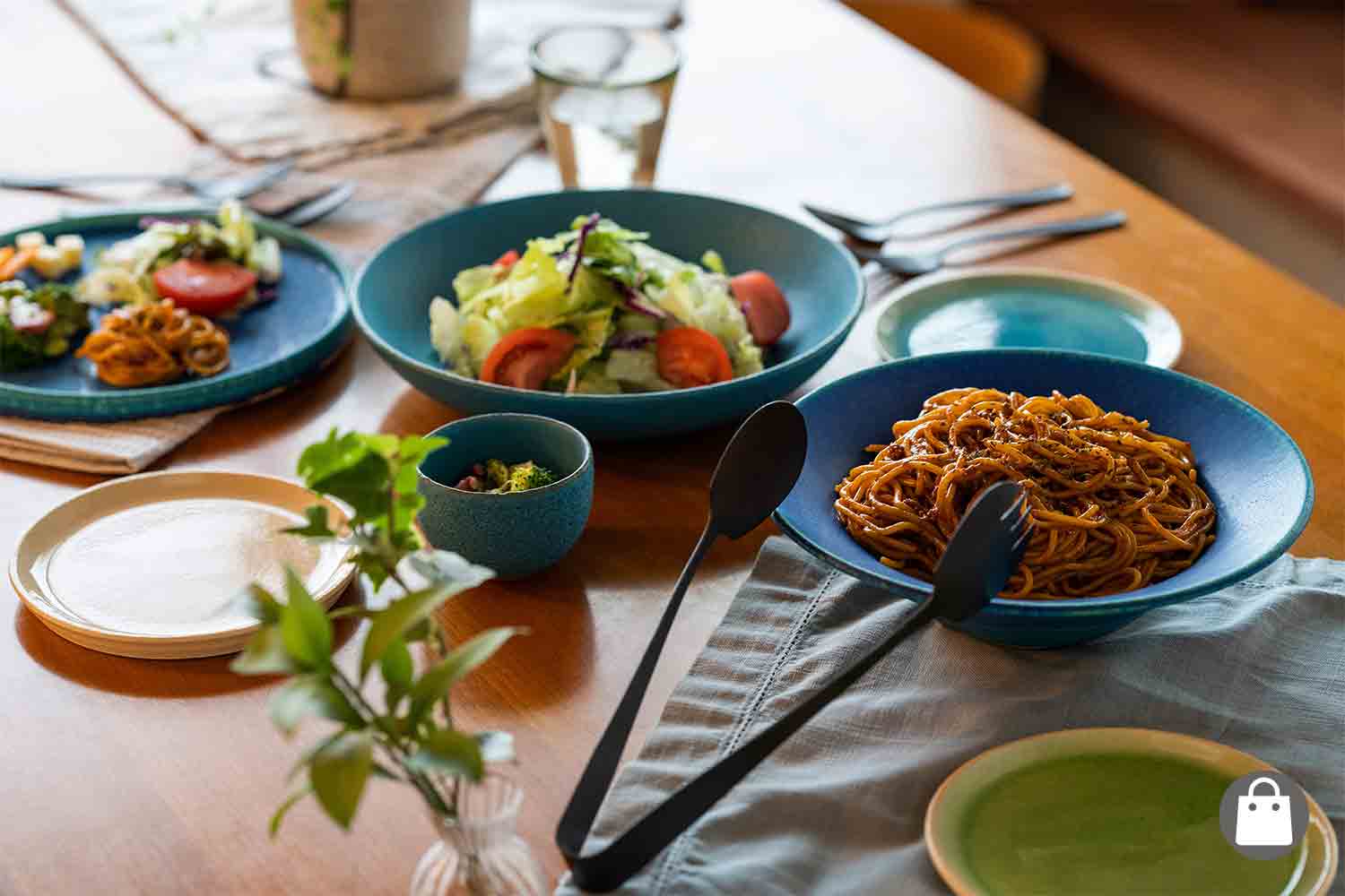 琵琶湖ブルーと信楽焼の融合！THE HARVESTが提案する伝統工芸とモダンデザインのテーブルウェア