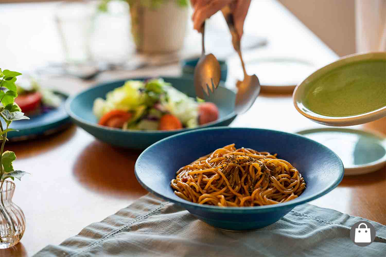 琵琶湖ブルーと信楽焼の融合！THE HARVESTが提案する伝統工芸とモダンデザインのテーブルウェア