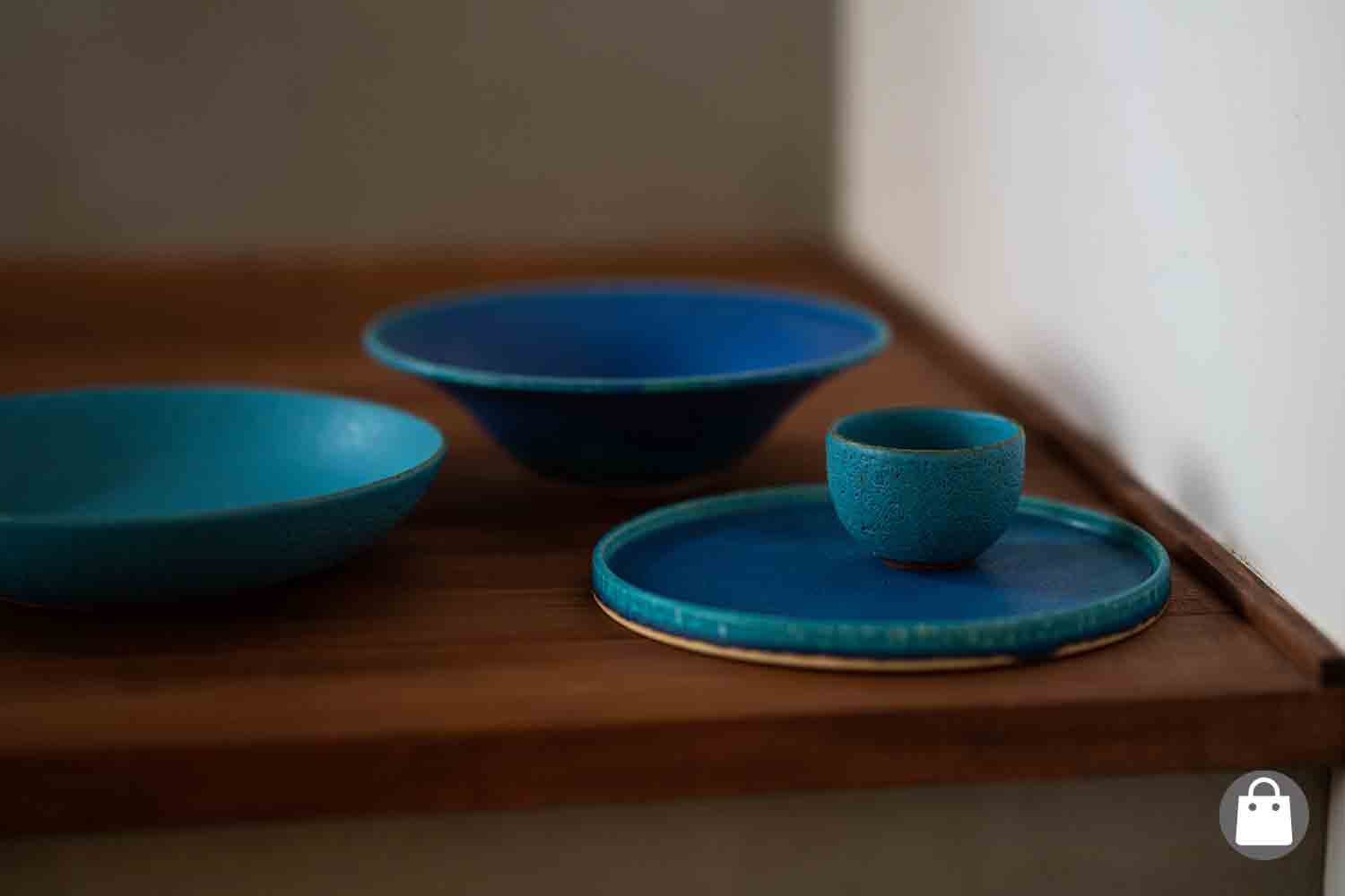 琵琶湖ブルーと信楽焼の融合！THE HARVESTが提案する伝統工芸とモダンデザインのテーブルウェア