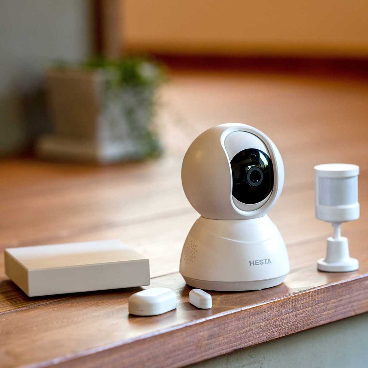 「いつものお部屋にテクノロジーを」　HESTA防犯見守りプランでいつも安全どこでも安心