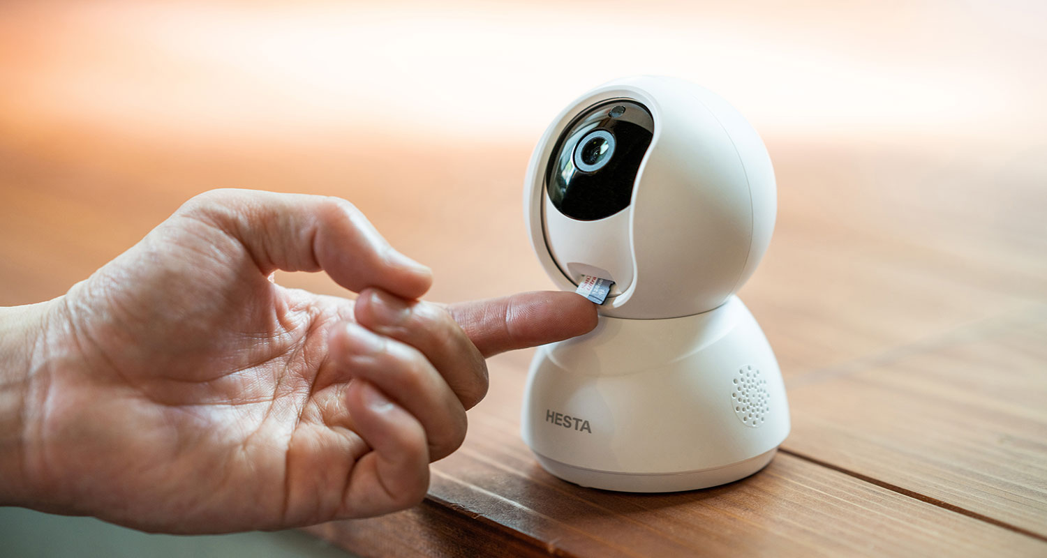 レンズ下部には、マイクロSDカードの挿入可能。