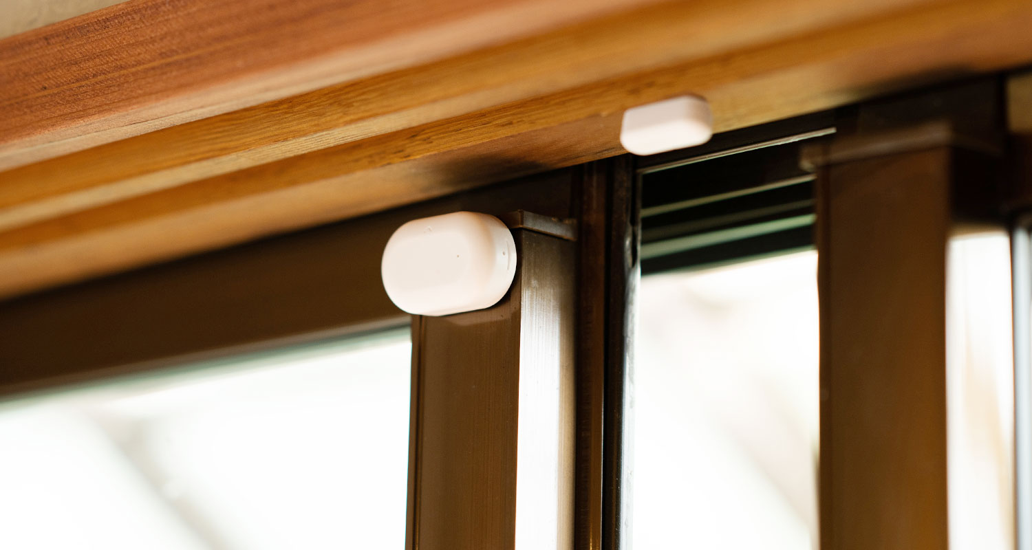 センサーを内蔵する2つの筐体が離れた瞬間にシステムが作動。