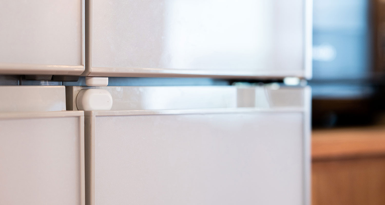 ご覧のように冷蔵庫に設置することも可能です。