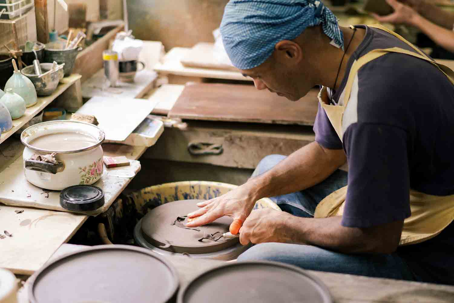 ボクとワタシの伝統工芸「信楽焼」を求めて人気窯元「丸十製陶」へ