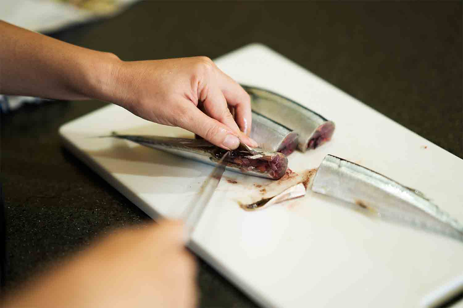 ニッポンローカルの台所vol.1。サンマをまるっと炊き込んだ郷土料理『さよりめし』で秋を味わう