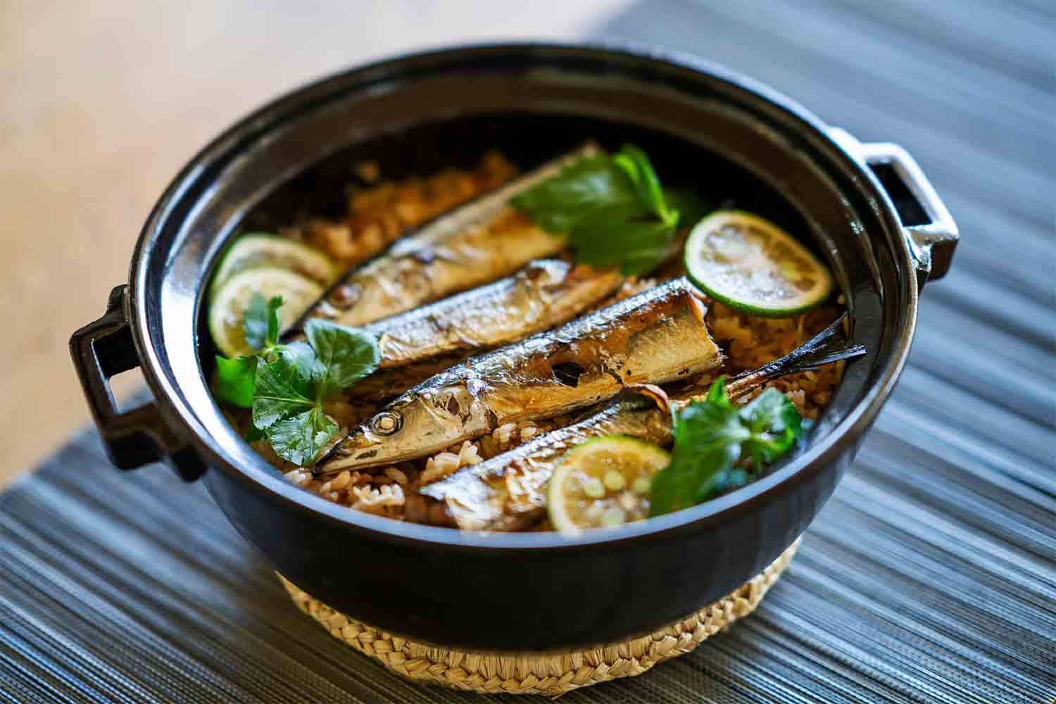 ニッポンローカルの台所vol.1。サンマをまるっと炊き込んだ郷土料理『さよりめし』で秋を味わう