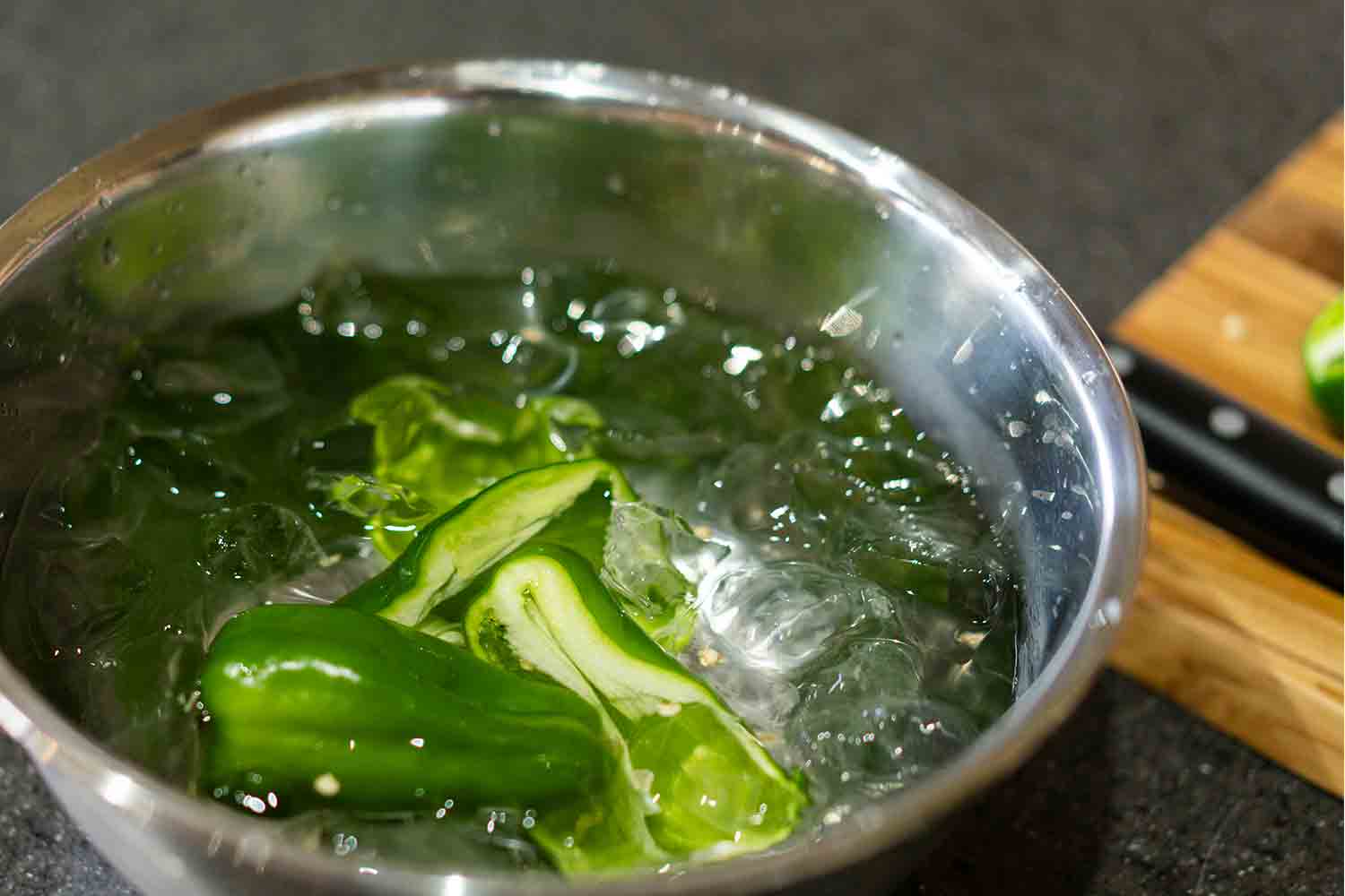 【生ピーマンの栄養メリットもご紹介】スパイス際立つ、生ピーマンの肉詰めレシピ！