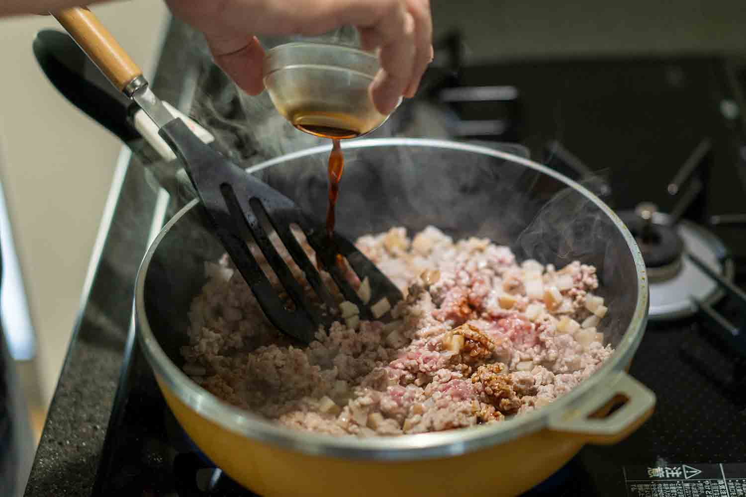 【生ピーマンの栄養メリットもご紹介】スパイス際立つ、生ピーマンの肉詰めレシピ！