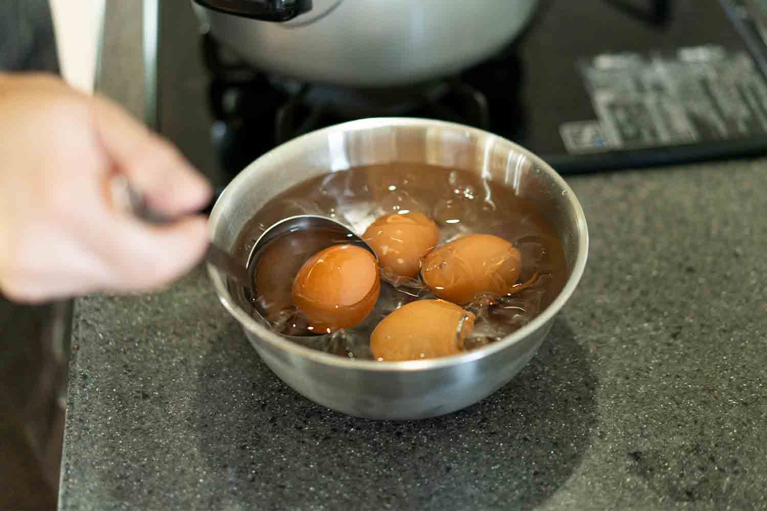 ビールが止まらなくなる♪ 黒酢にんにく漬け卵