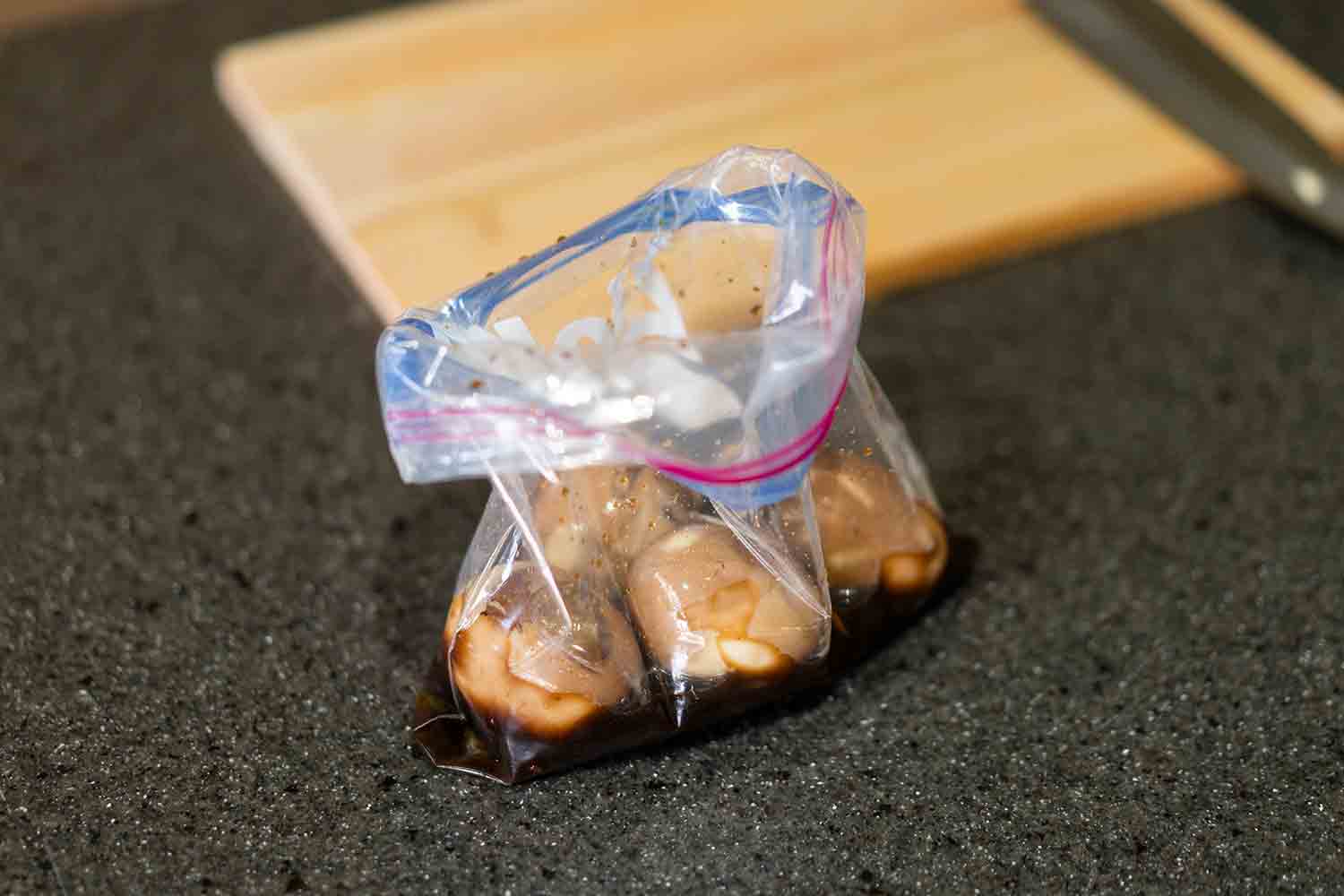 ビールが止まらなくなる♪ 黒酢にんにく漬け卵