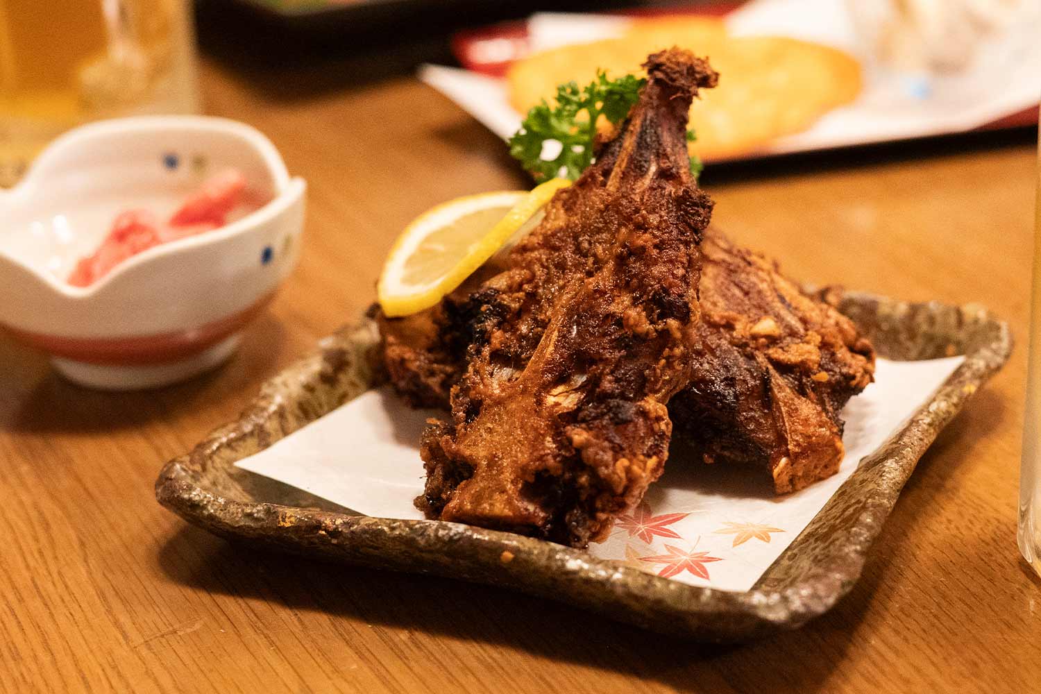 石川県小松市の老舗居酒屋『天力』で名物〈三角のから揚げ〉と地元日本酒を堪能する