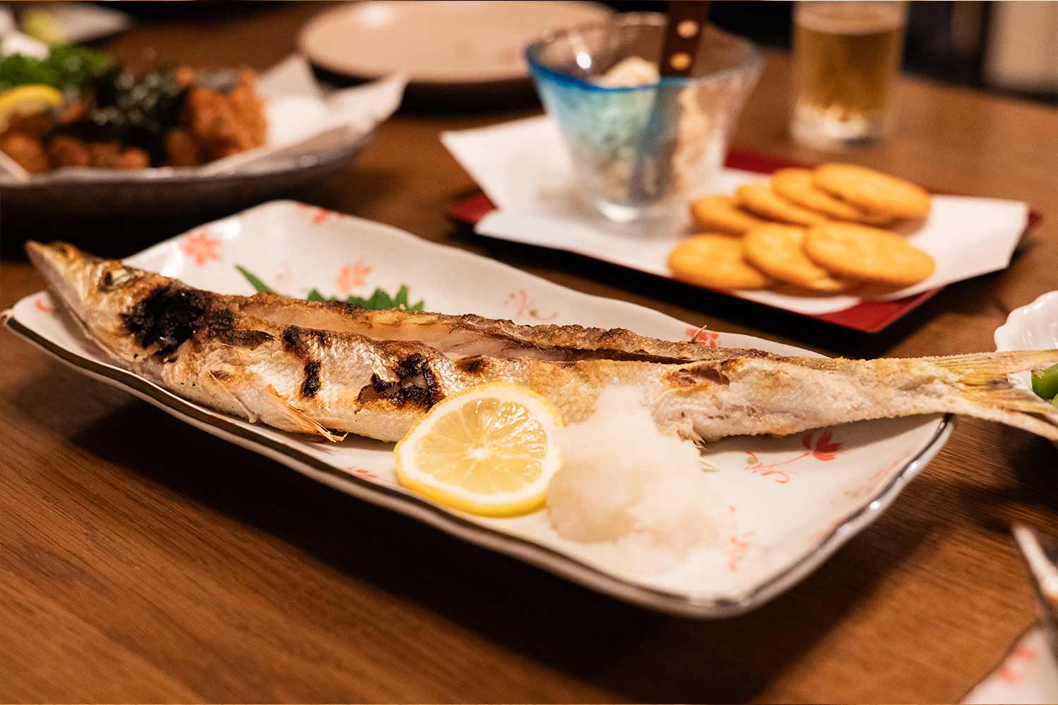 石川県小松市の老舗居酒屋『天力』で名物〈三角のから揚げ〉と地元日本酒を堪能する