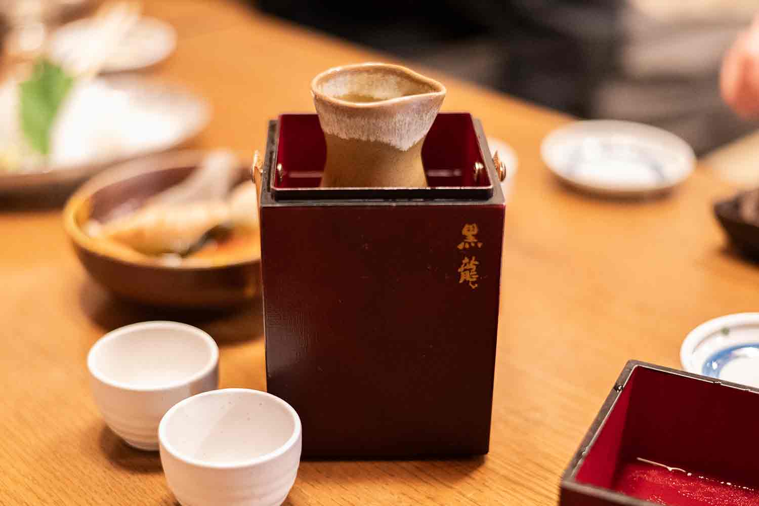 石川県小松市の老舗居酒屋『天力』で名物〈三角のから揚げ〉と地元日本酒を堪能する