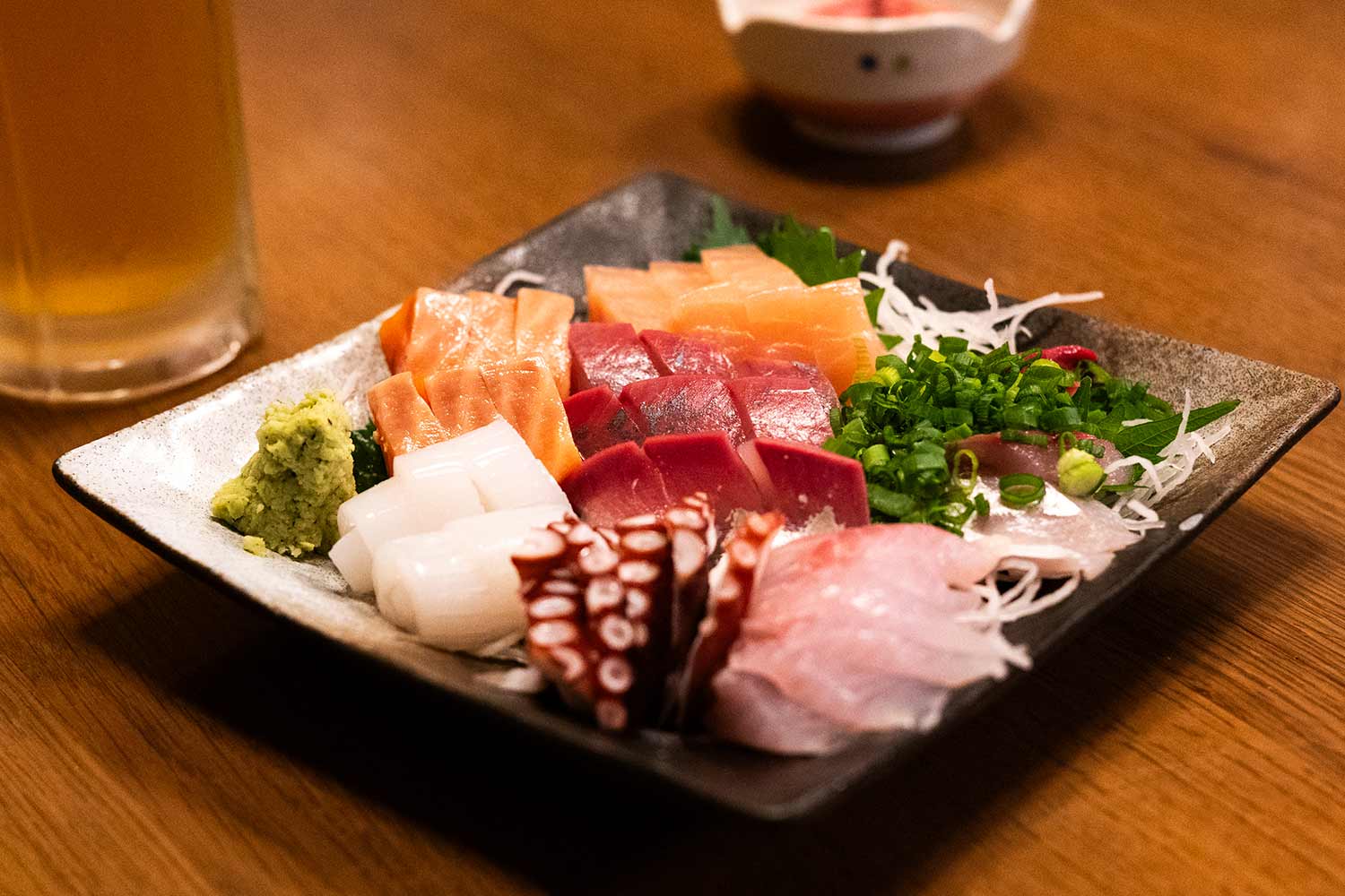 石川県小松市の老舗居酒屋『天力』で名物〈三角のから揚げ〉と地元日本酒を堪能する