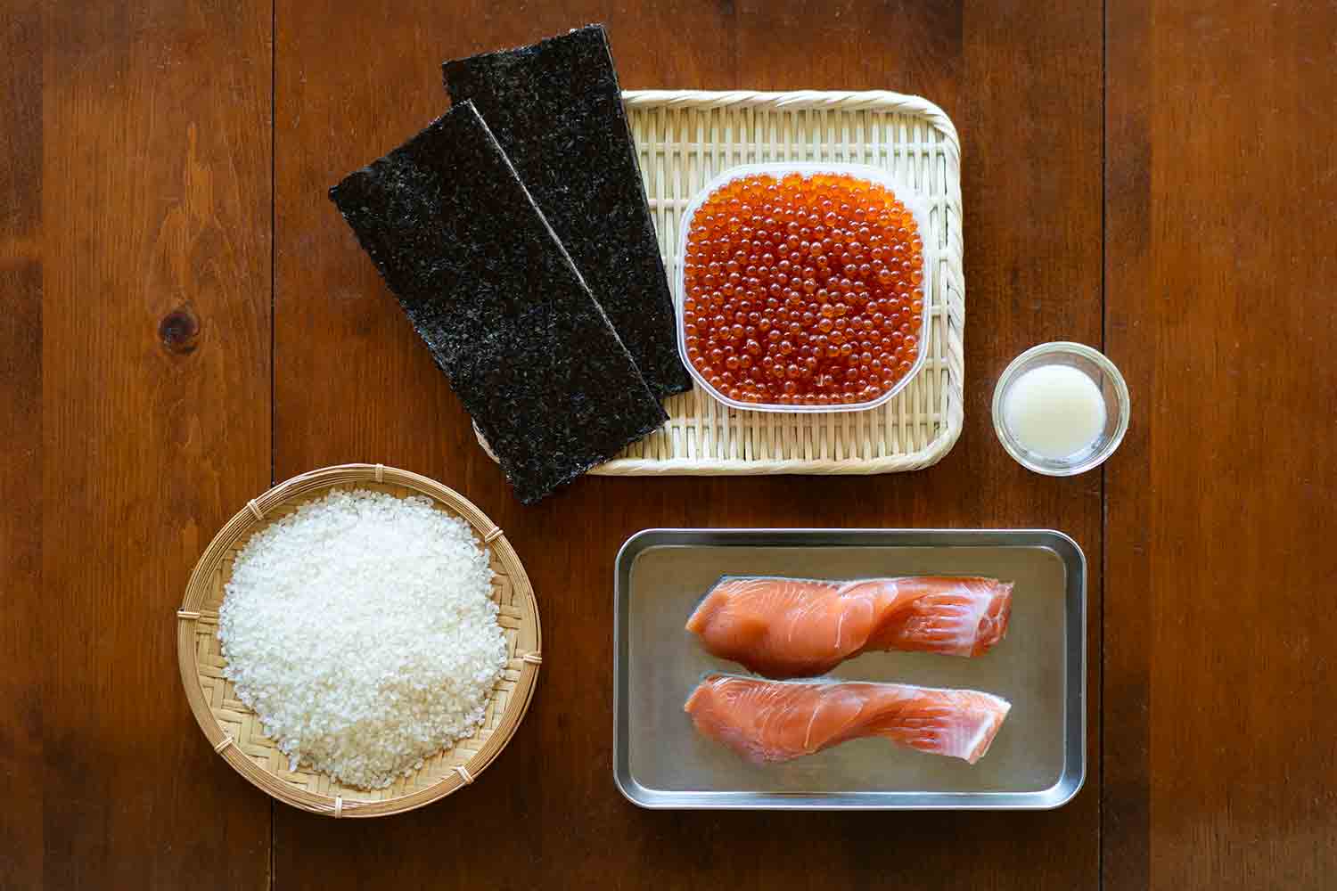 北海道の秋の味覚！ 『鮭とイクラの親子おむすび』