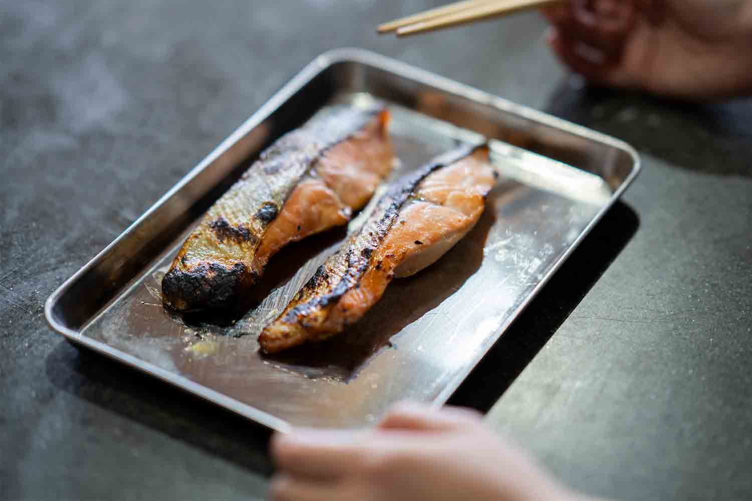 北海道の秋の味覚！ 『鮭とイクラの親子おむすび』