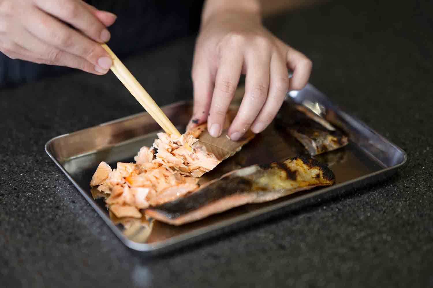 北海道の秋の味覚！ 『鮭とイクラの親子おむすび』