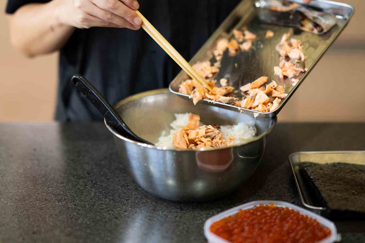 北海道の秋の味覚！ 『鮭とイクラの親子おむすび』