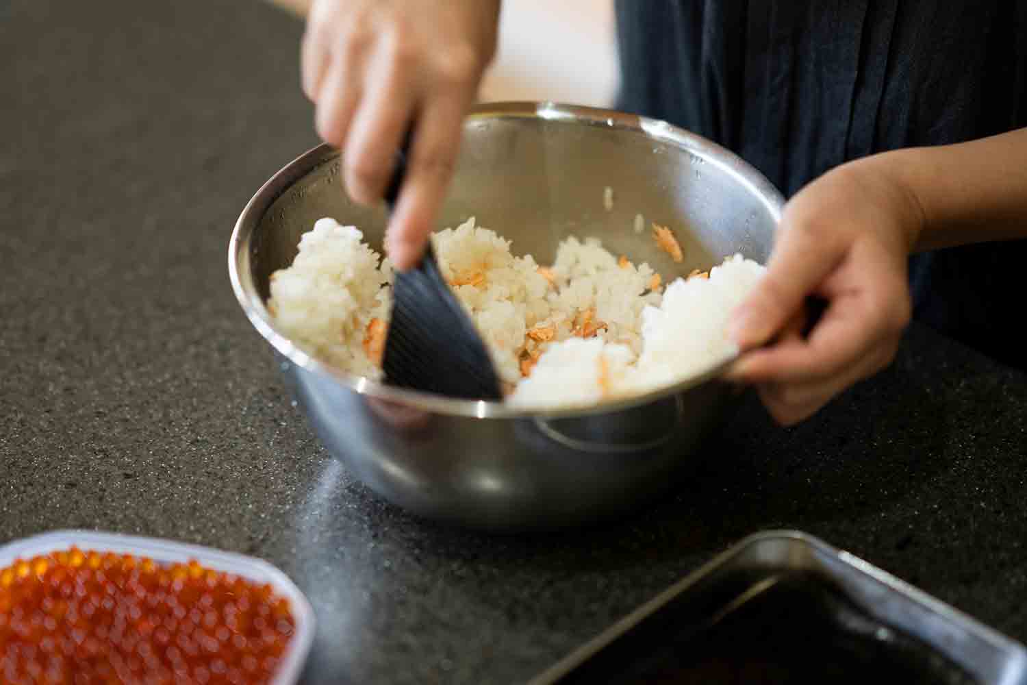 北海道の秋の味覚！ 『鮭とイクラの親子おむすび』