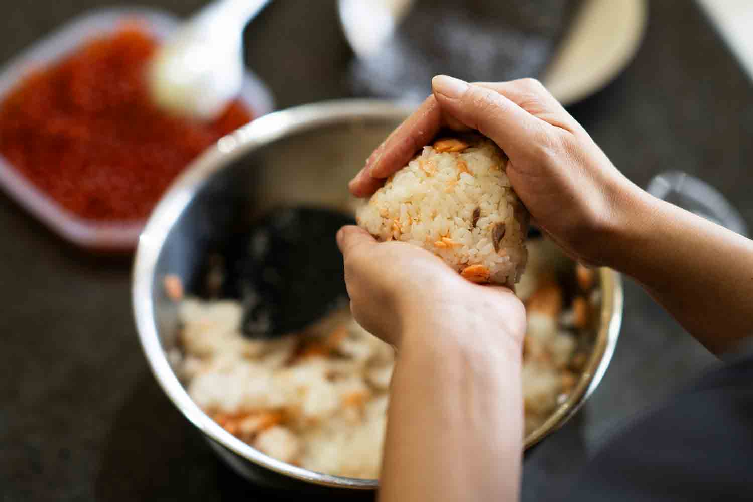 北海道の秋の味覚！ 『鮭とイクラの親子おむすび』