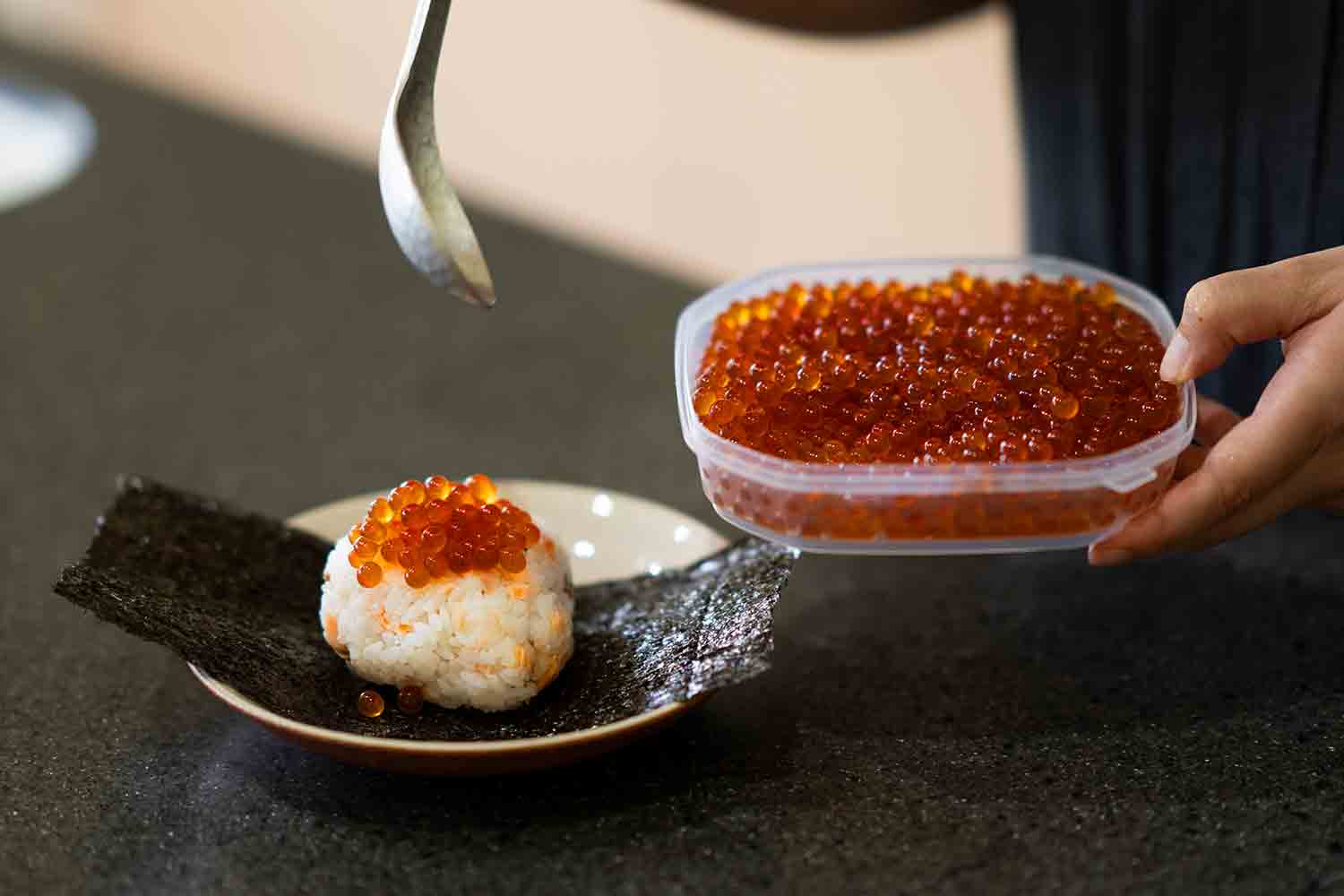 北海道の秋の味覚！ 『鮭とイクラの親子おむすび』