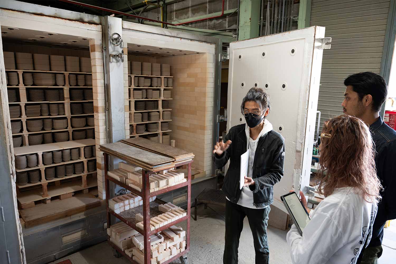 モダンアートと伝統工芸のコラボレーション！<br>アーティスト須田 悠さんと九谷焼の窯元へ