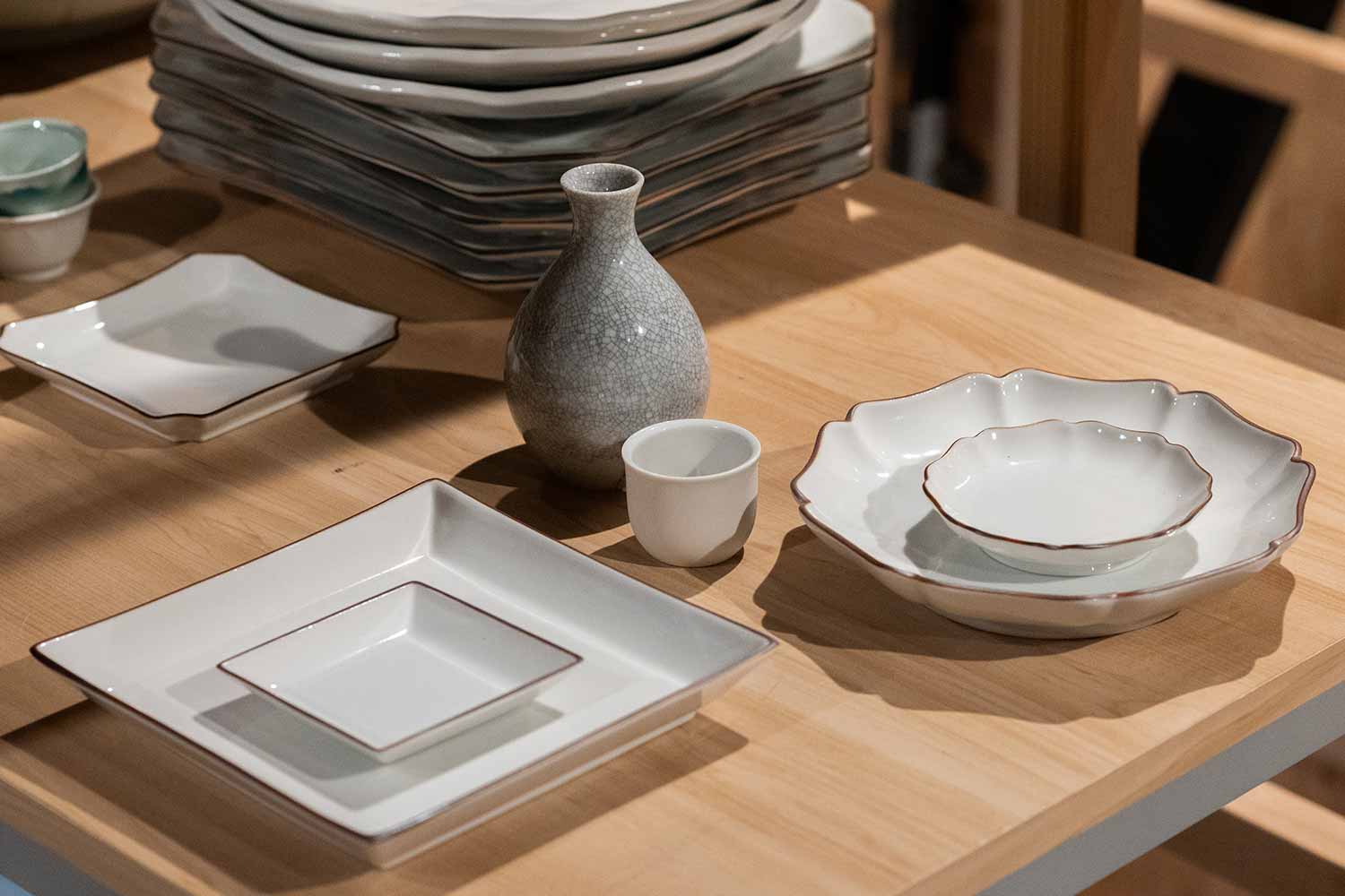 モダンアートと伝統工芸のコラボレーション！<br>アーティスト須田 悠さんと九谷焼の窯元へ