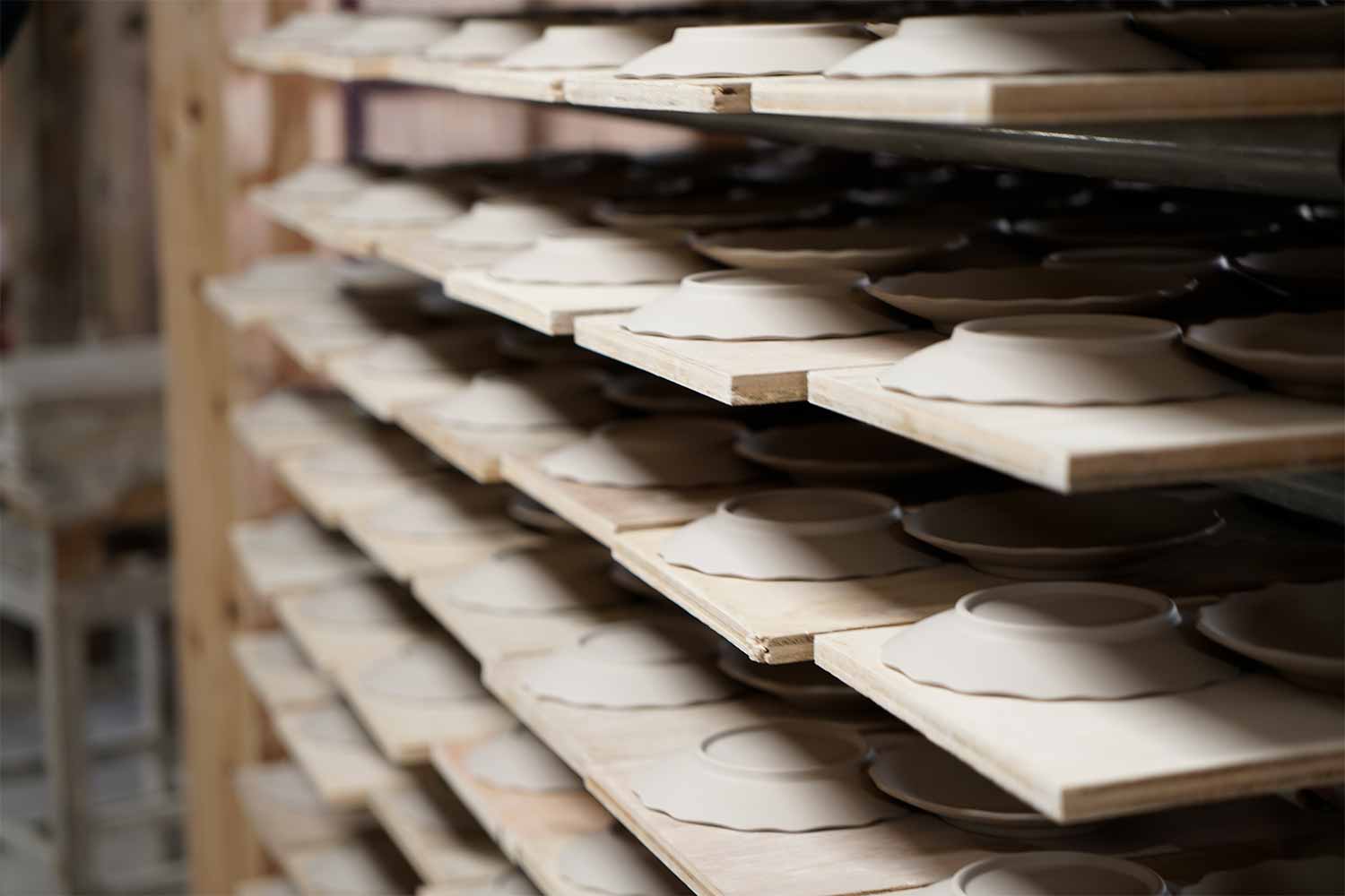 モダンアートと伝統工芸のコラボレーション！<br>アーティスト須田 悠さんと九谷焼の窯元へ