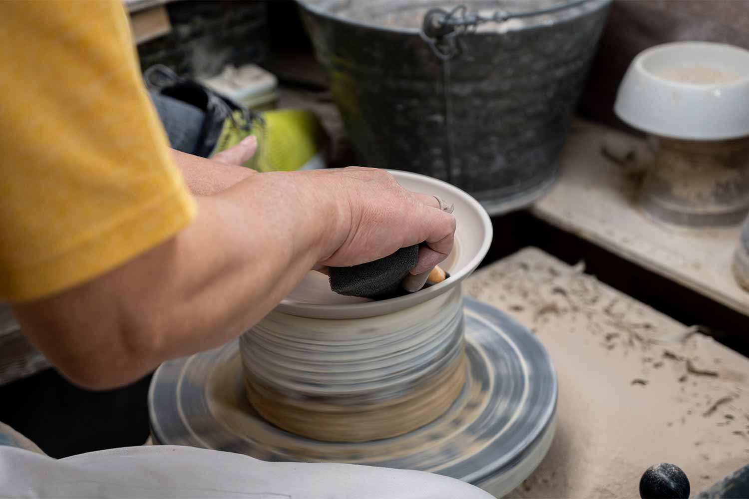 モダンアートと伝統工芸のコラボレーション！<br>アーティスト須田 悠さんと九谷焼の窯元へ