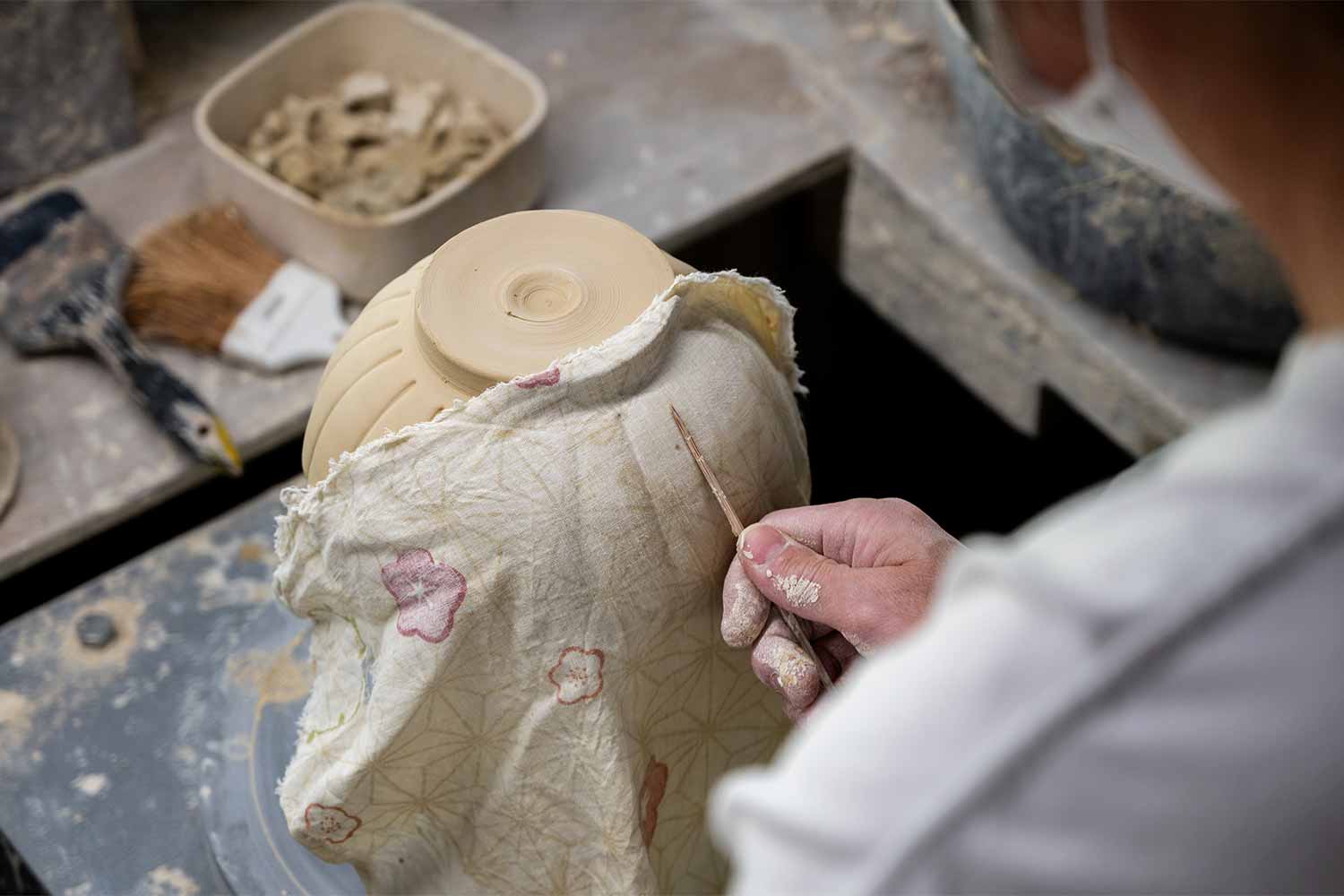 モダンアートと伝統工芸のコラボレーション！<br>アーティスト須田 悠さんと九谷焼の窯元へ