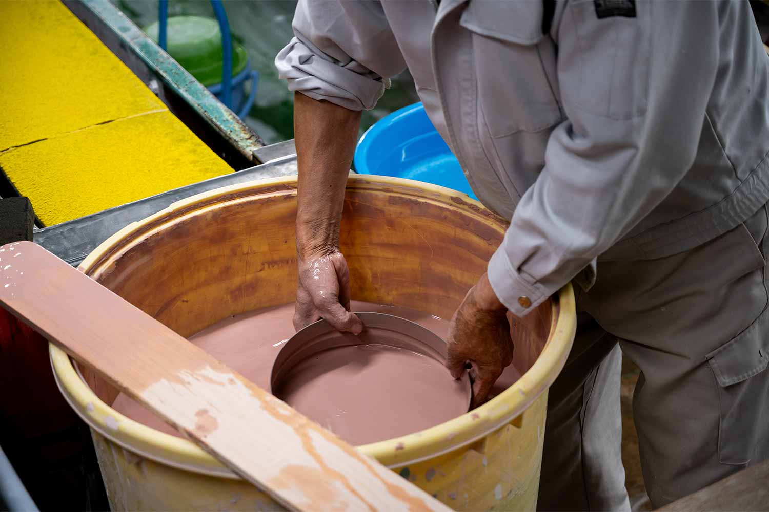 モダンアートと伝統工芸のコラボレーション！<br>アーティスト須田 悠さんと九谷焼の窯元へ