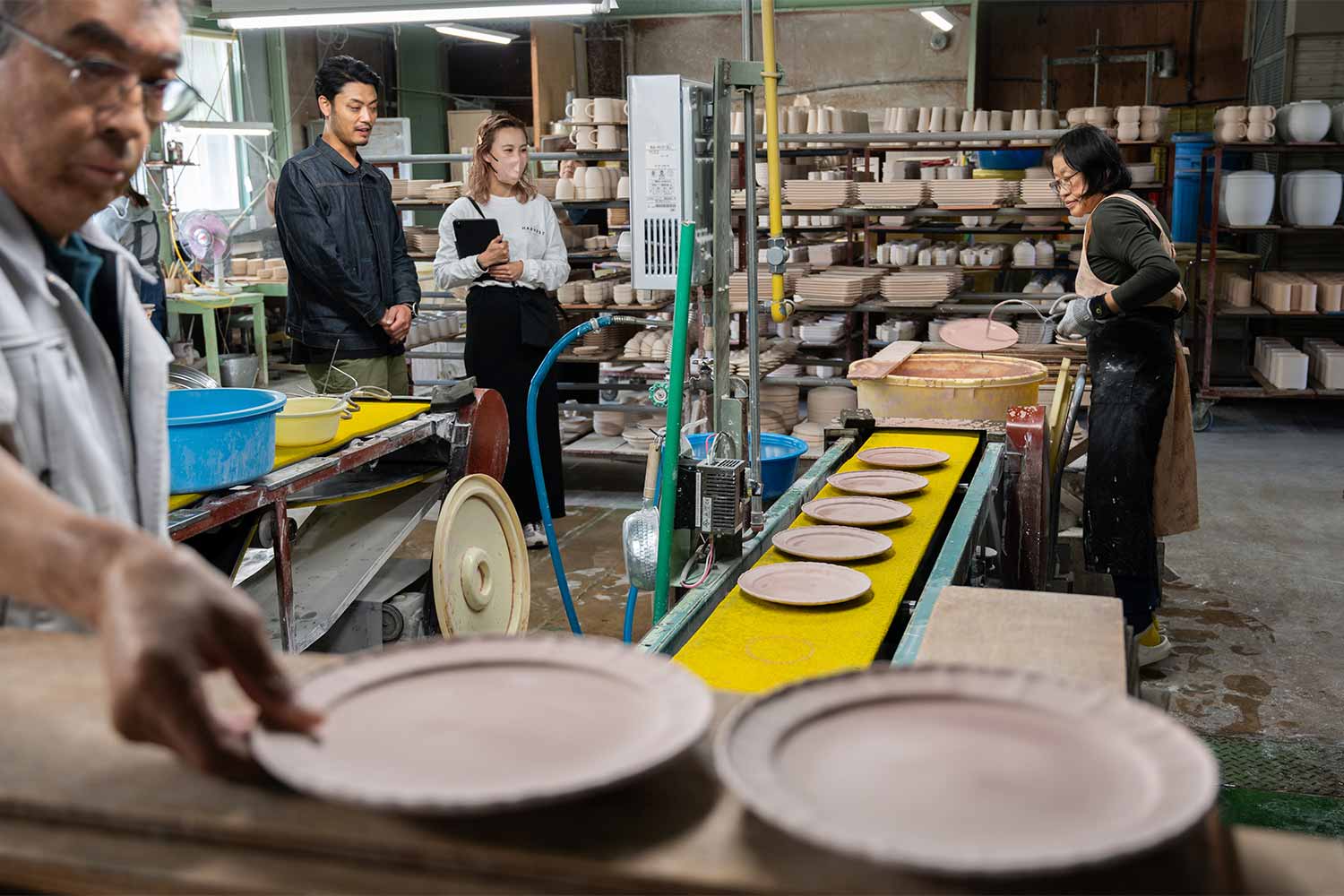 モダンアートと伝統工芸のコラボレーション！<br>アーティスト須田 悠さんと九谷焼の窯元へ