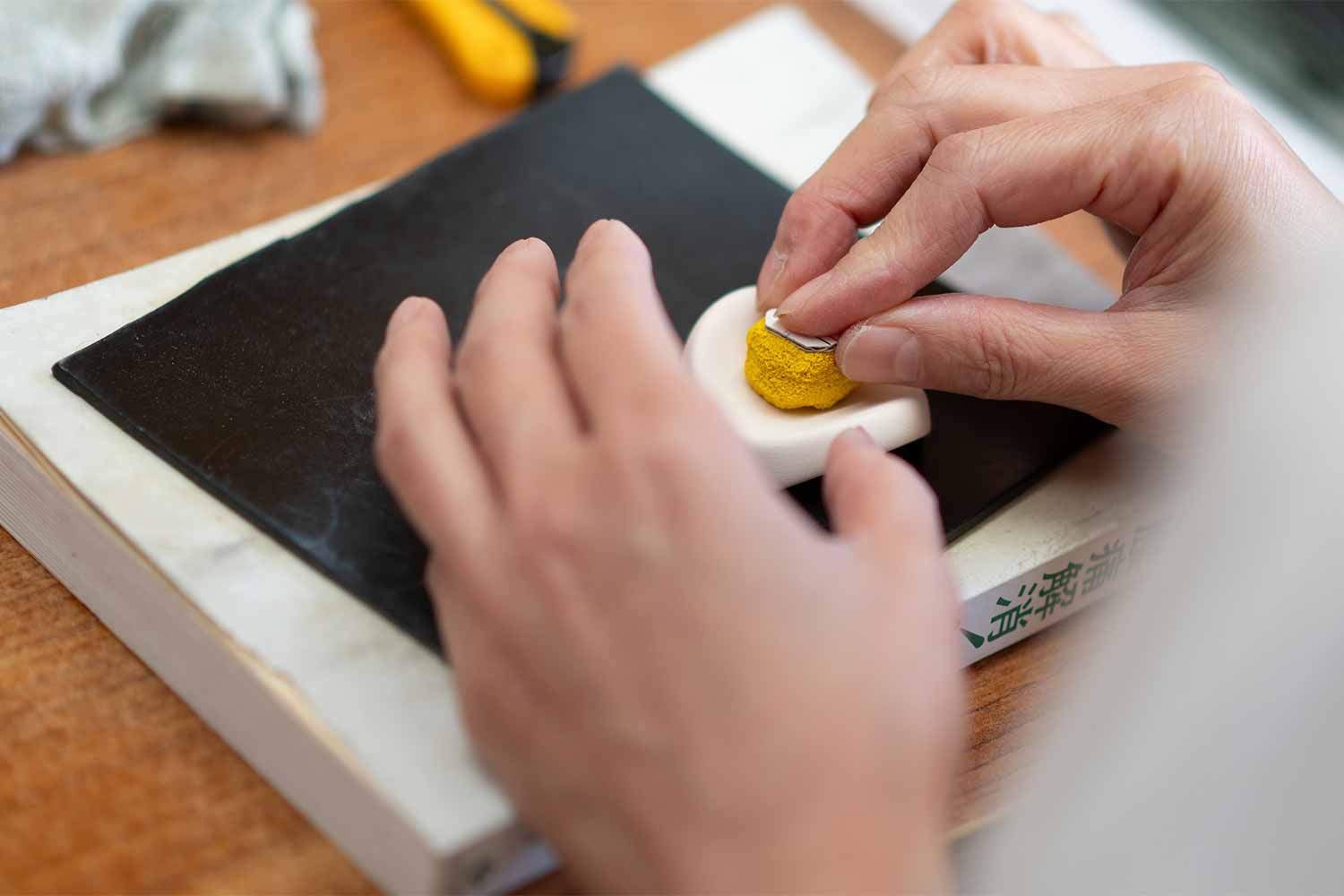 モダンアートと伝統工芸のコラボレーション！<br>アーティスト須田 悠さんと九谷焼の窯元へ