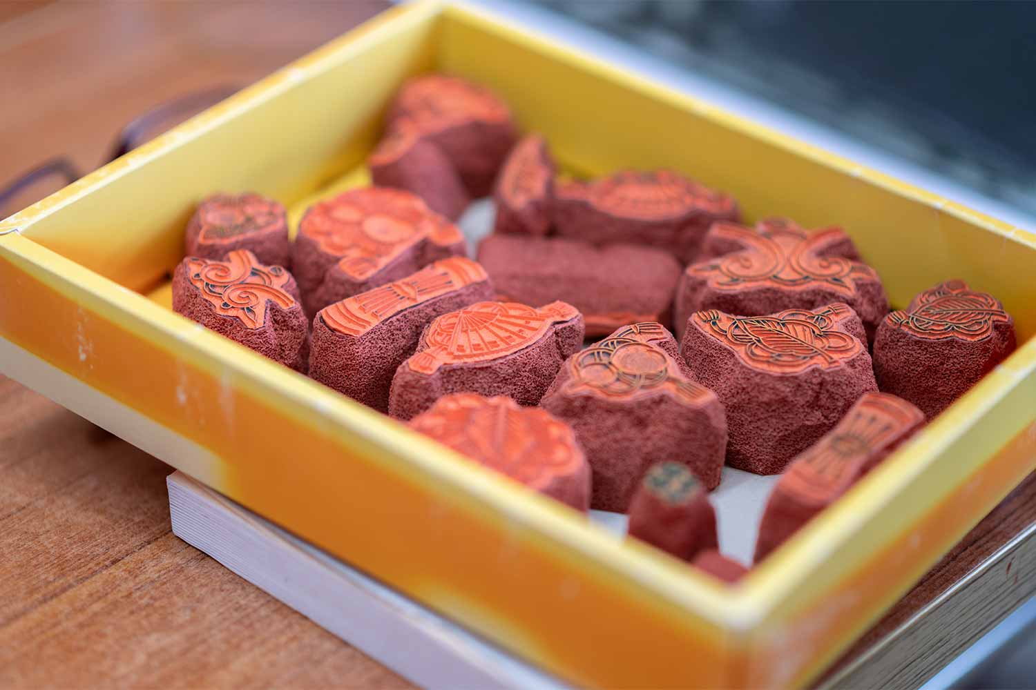 モダンアートと伝統工芸のコラボレーション！<br>アーティスト須田 悠さんと九谷焼の窯元へ