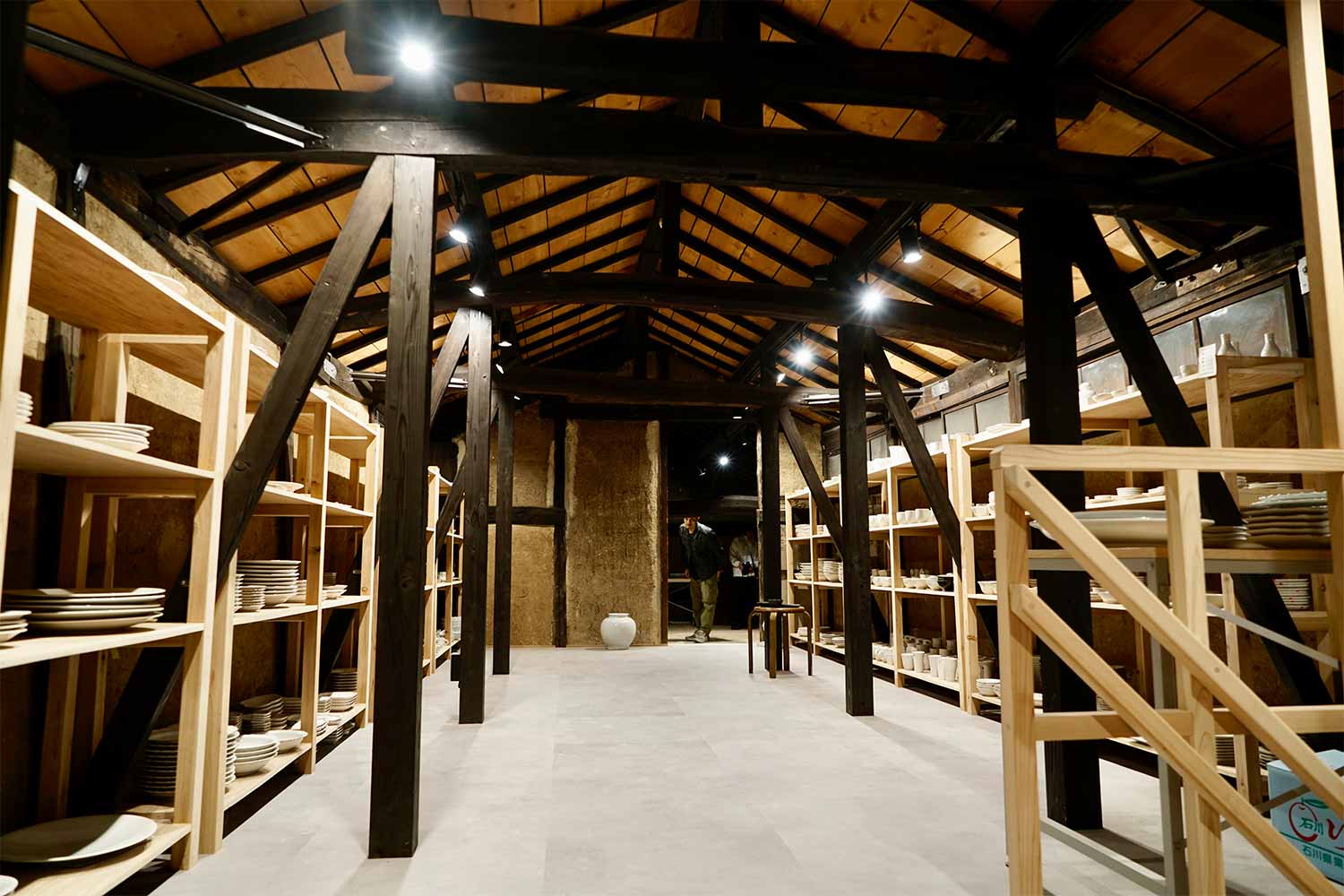 モダンアートと伝統工芸のコラボレーション！<br>アーティスト須田 悠さんと九谷焼の窯元へ