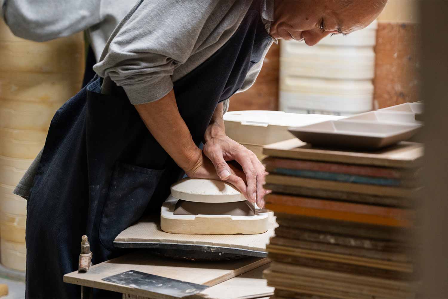 モダンアートと伝統工芸のコラボレーション！<br>アーティスト須田 悠さんと九谷焼の窯元へ