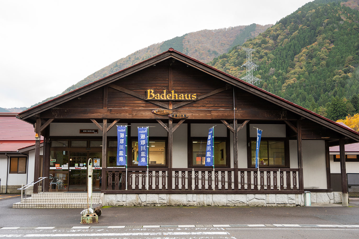 自然の中で癒しのひと時。森林浴と露天風呂が堪能できる温泉施設