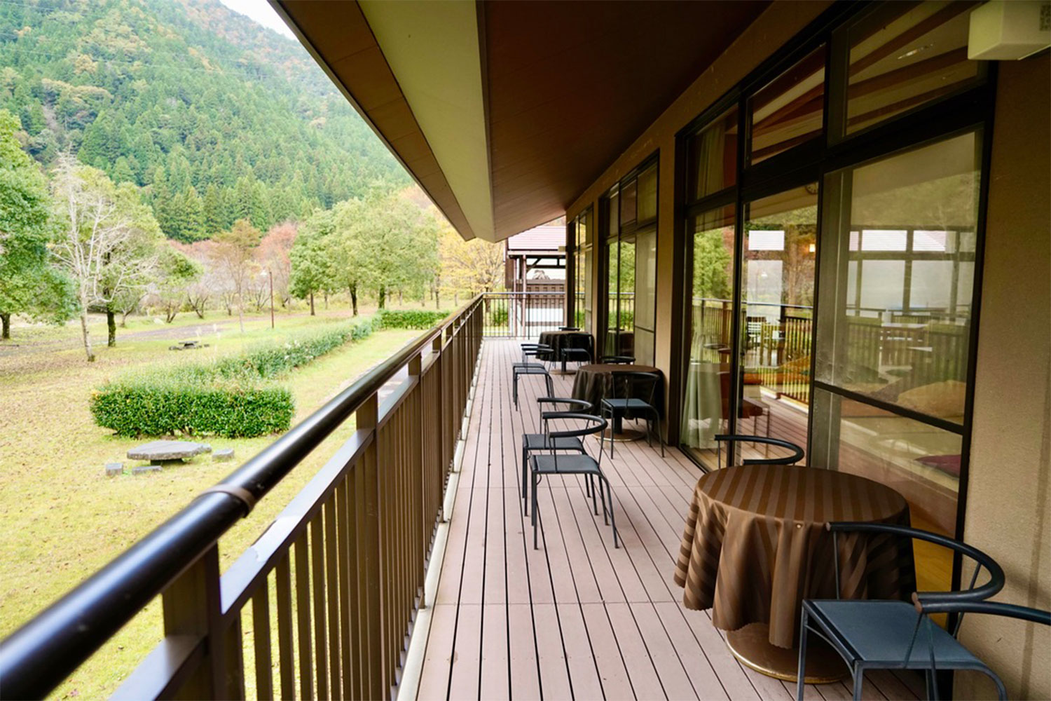 自然の中で癒しのひと時。森林浴と露天風呂が堪能できる温泉施設