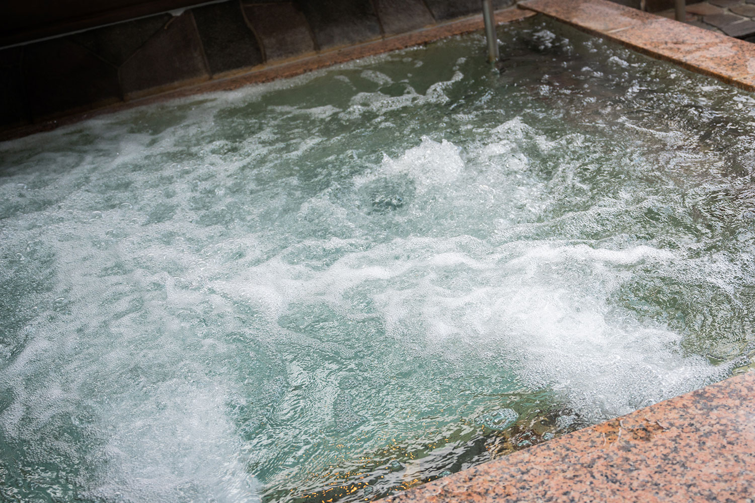自然の中で癒しのひと時。森林浴と露天風呂が堪能できる温泉施設