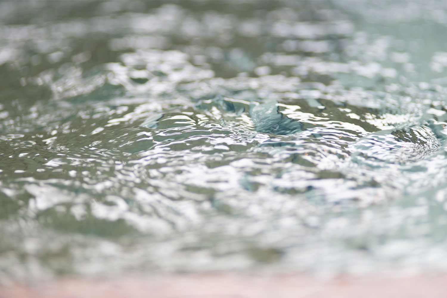 自然の中で癒しのひと時。森林浴と露天風呂が堪能できる温泉施設