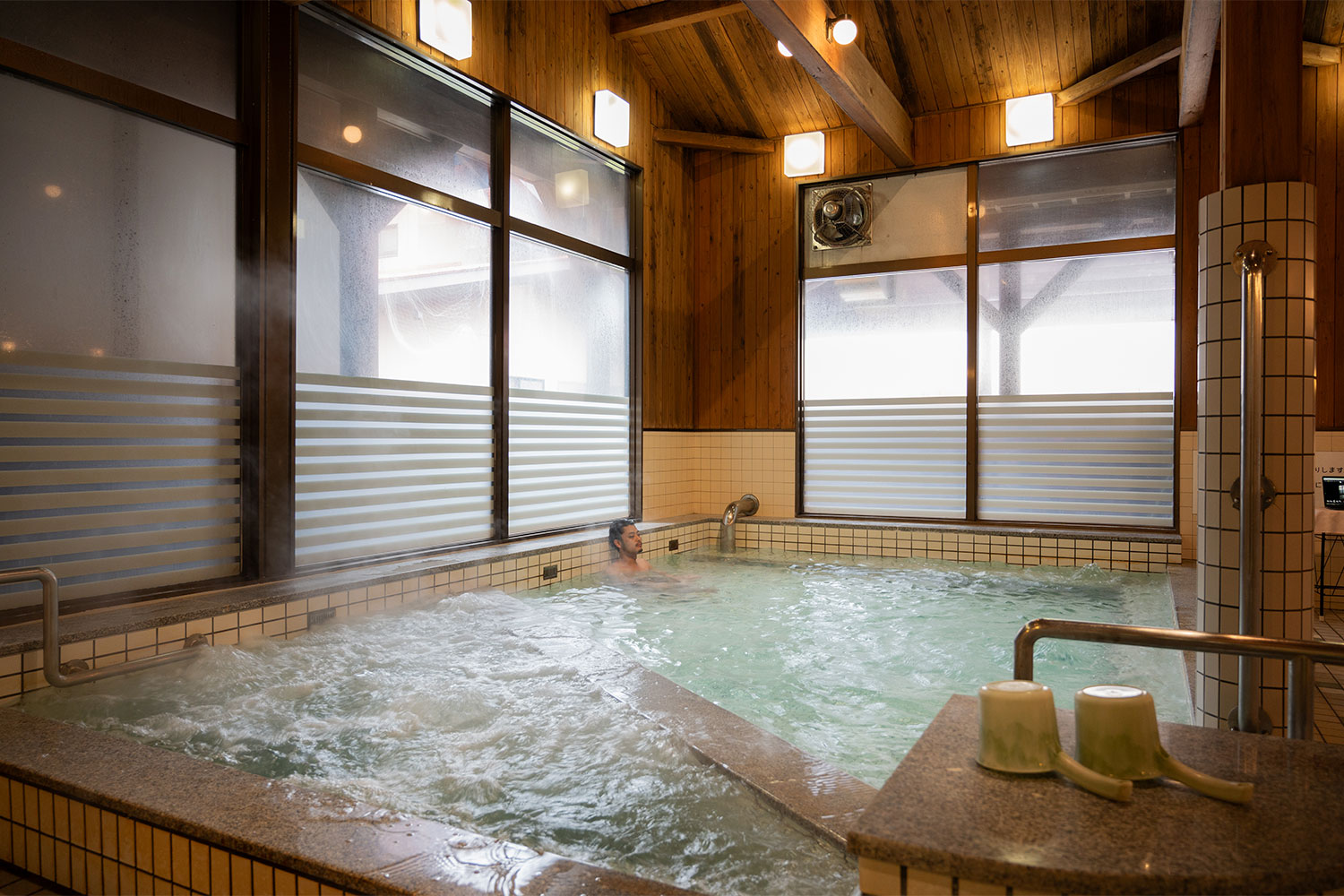 自然の中で癒しのひと時。森林浴と露天風呂が堪能できる温泉施設