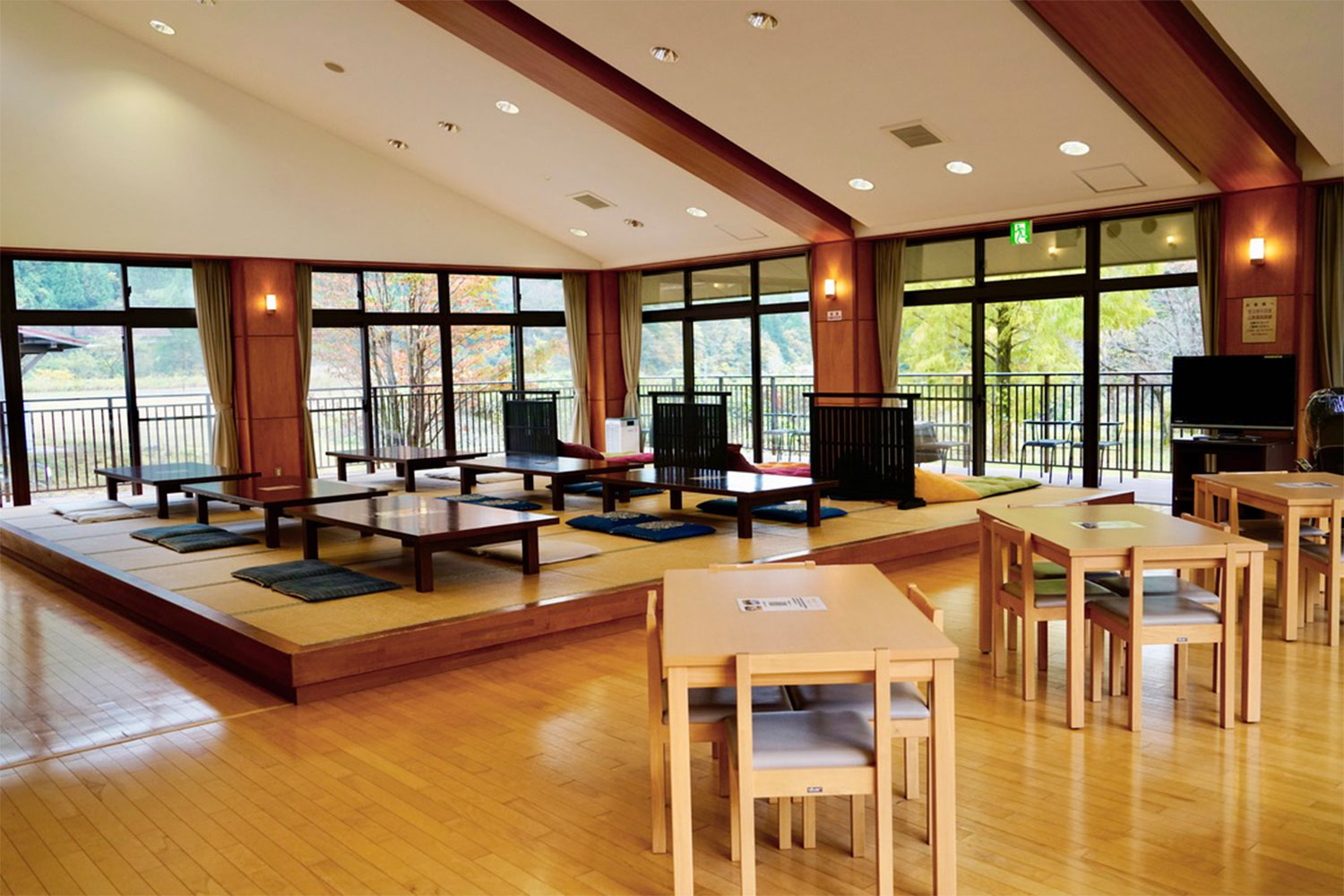 自然の中で癒しのひと時。森林浴と露天風呂が堪能できる温泉施設