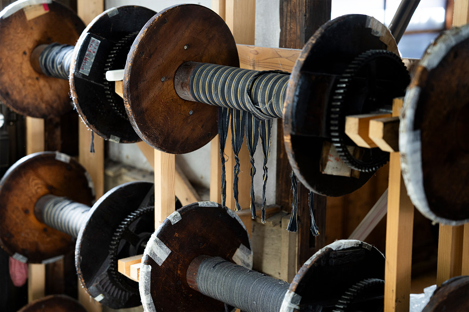 会津木綿とアーティストMHAKの伝統工芸コラボレーション！『はらっぱ』工場訪問レポート