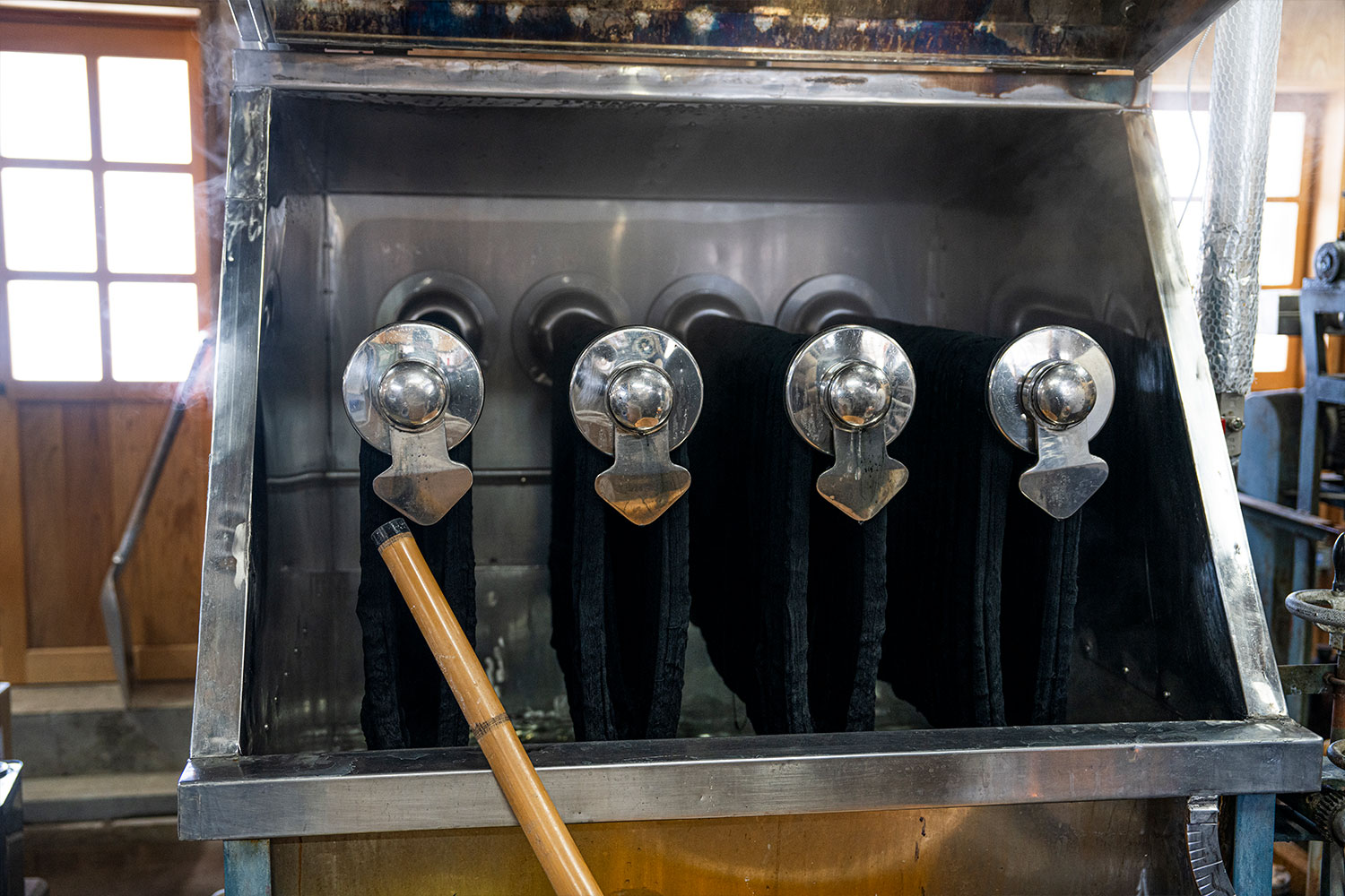 会津木綿とアーティストMHAKの伝統工芸コラボレーション！『はらっぱ』工場訪問レポート