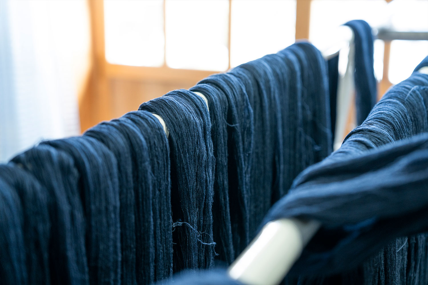 会津木綿とアーティストMHAKの伝統工芸コラボレーション！『はらっぱ』工場訪問レポート