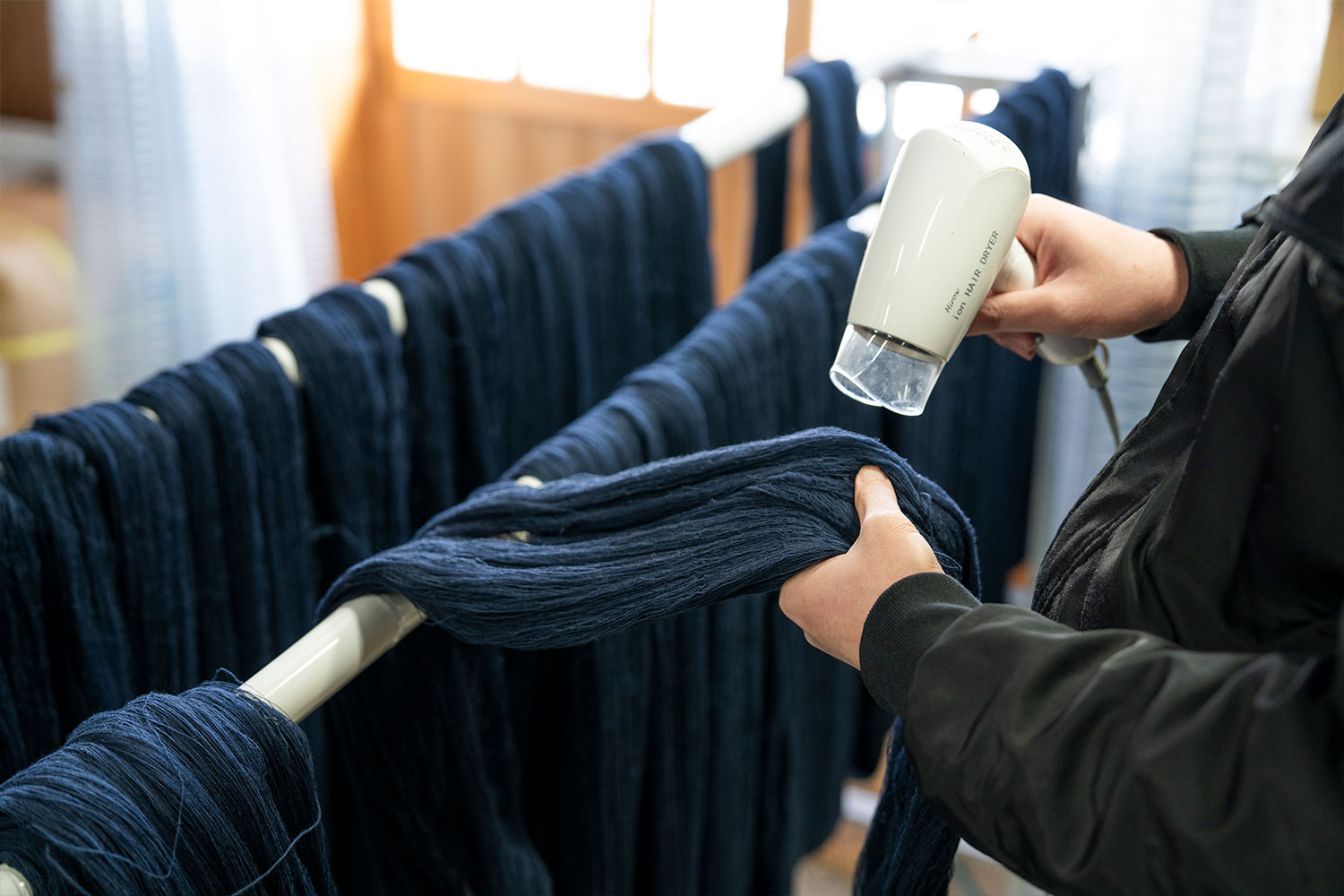 会津木綿とアーティストMHAKの伝統工芸コラボレーション！『はらっぱ』工場訪問レポート