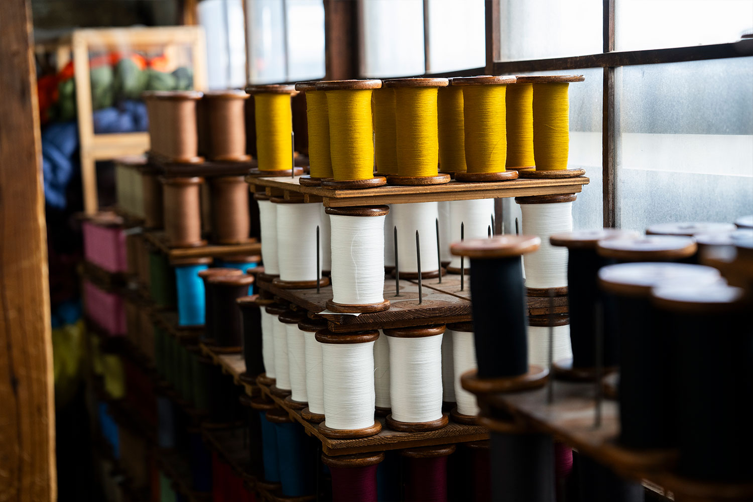 会津木綿とアーティストMHAKの伝統工芸コラボレーション！『はらっぱ』工場訪問レポート