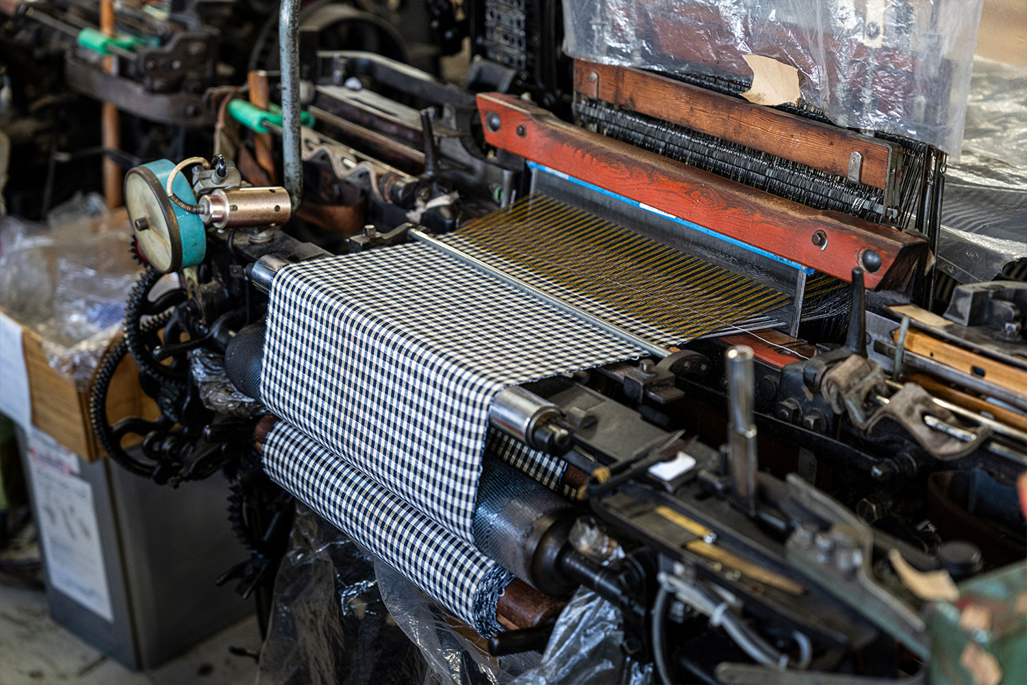 会津木綿とアーティストMHAKの伝統工芸コラボレーション！『はらっぱ』工場訪問レポート