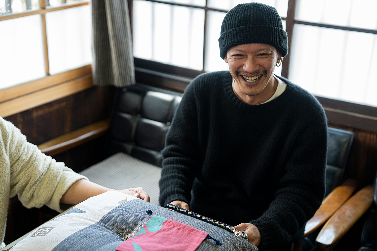 会津木綿とアーティストMHAKの伝統工芸コラボレーション！『はらっぱ』工場訪問レポート