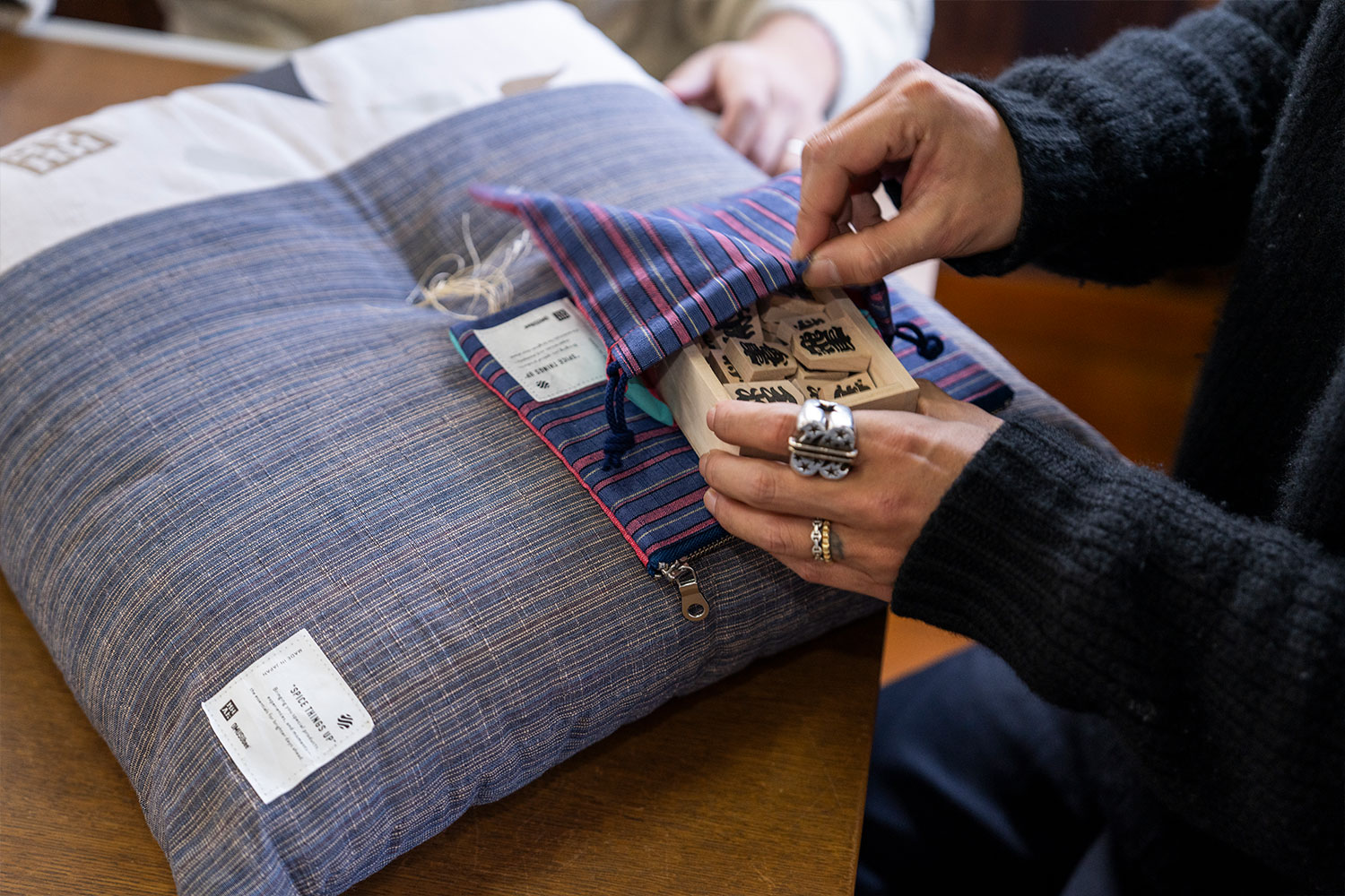 会津木綿とアーティストMHAKの伝統工芸コラボレーション！『はらっぱ』工場訪問レポート